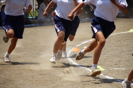 走る小学生